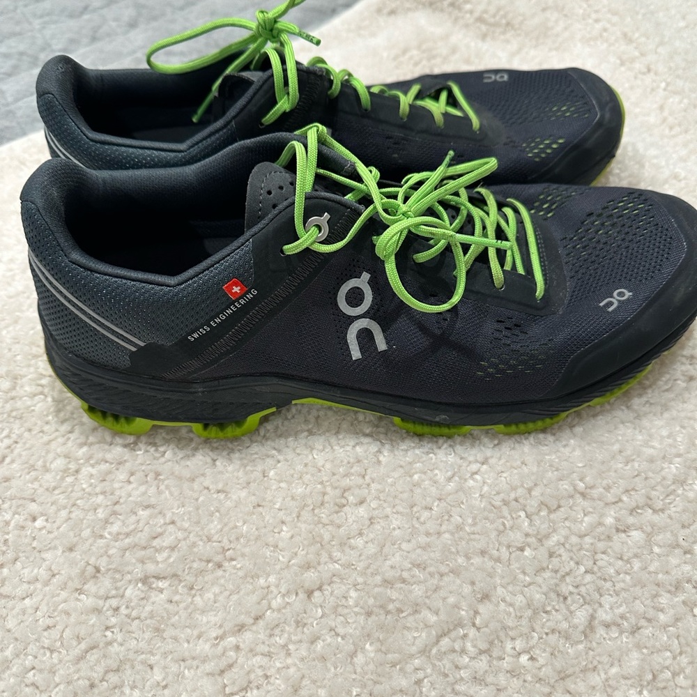 On Running Men’s 10.5 black and green tennis shoes